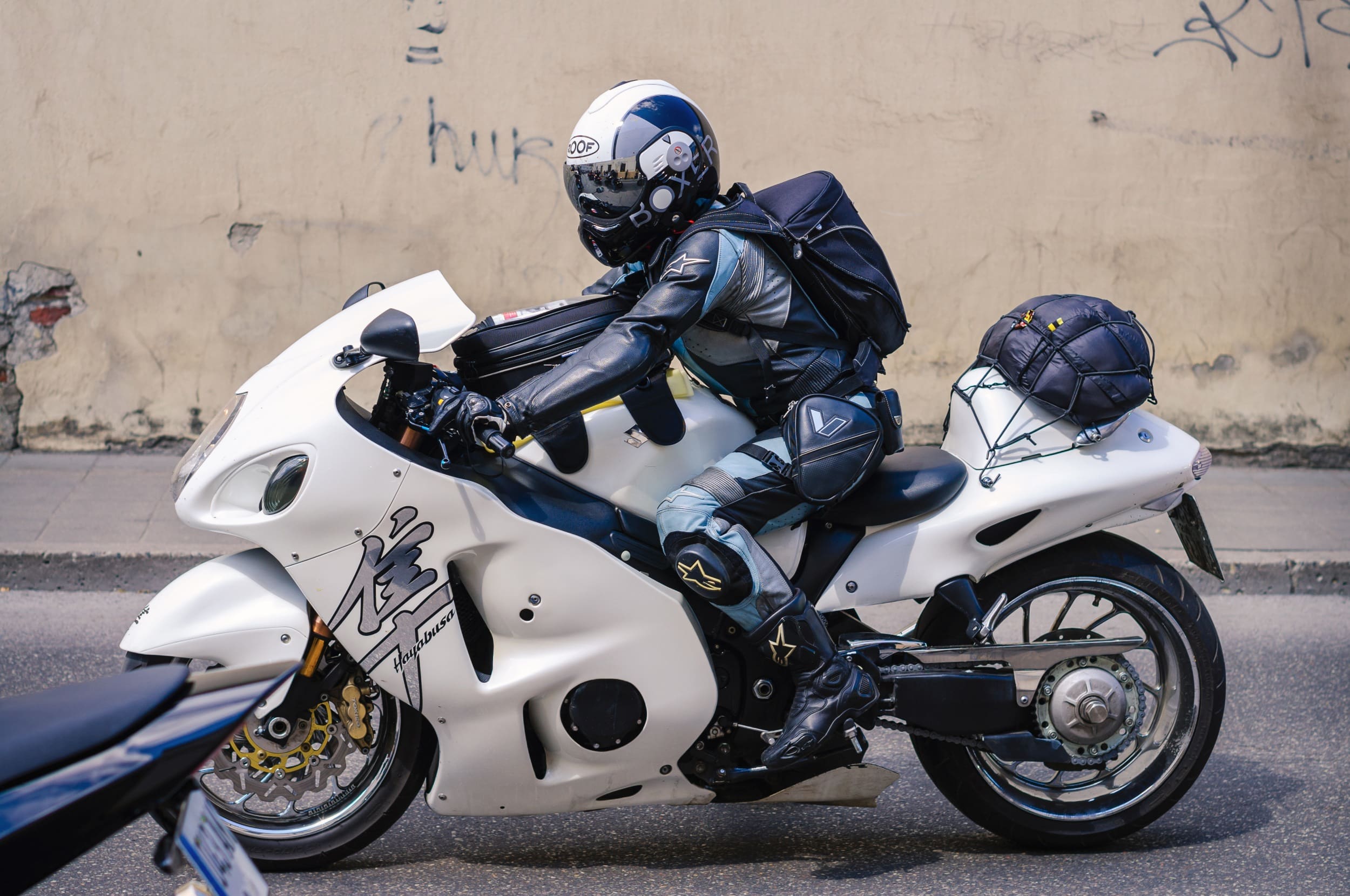 Archyvai I - motociklininkė su baltu motociklu