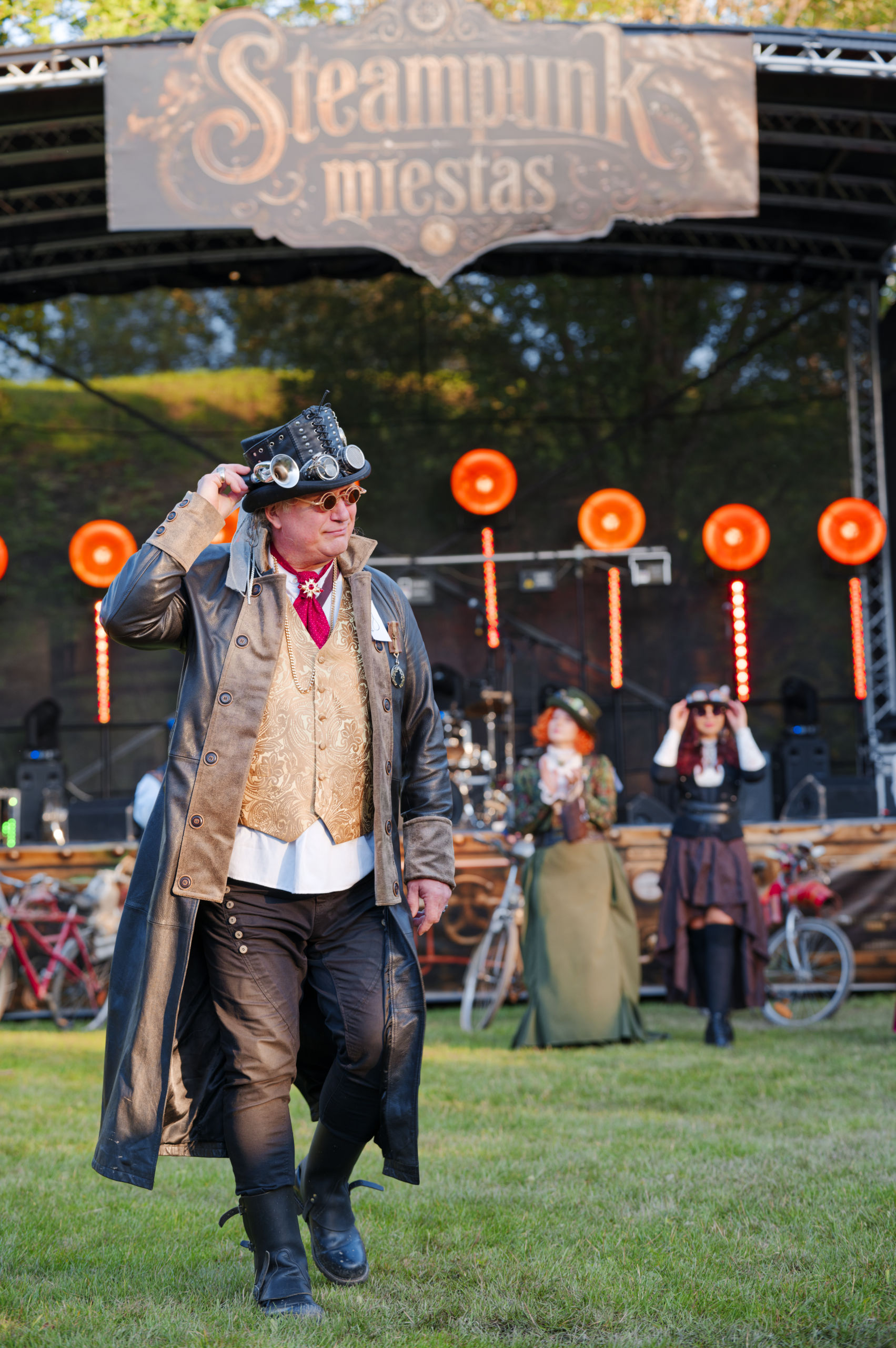 Steampunk miestas ir jo gyventojai - Vilmanto Ramono nuotr.